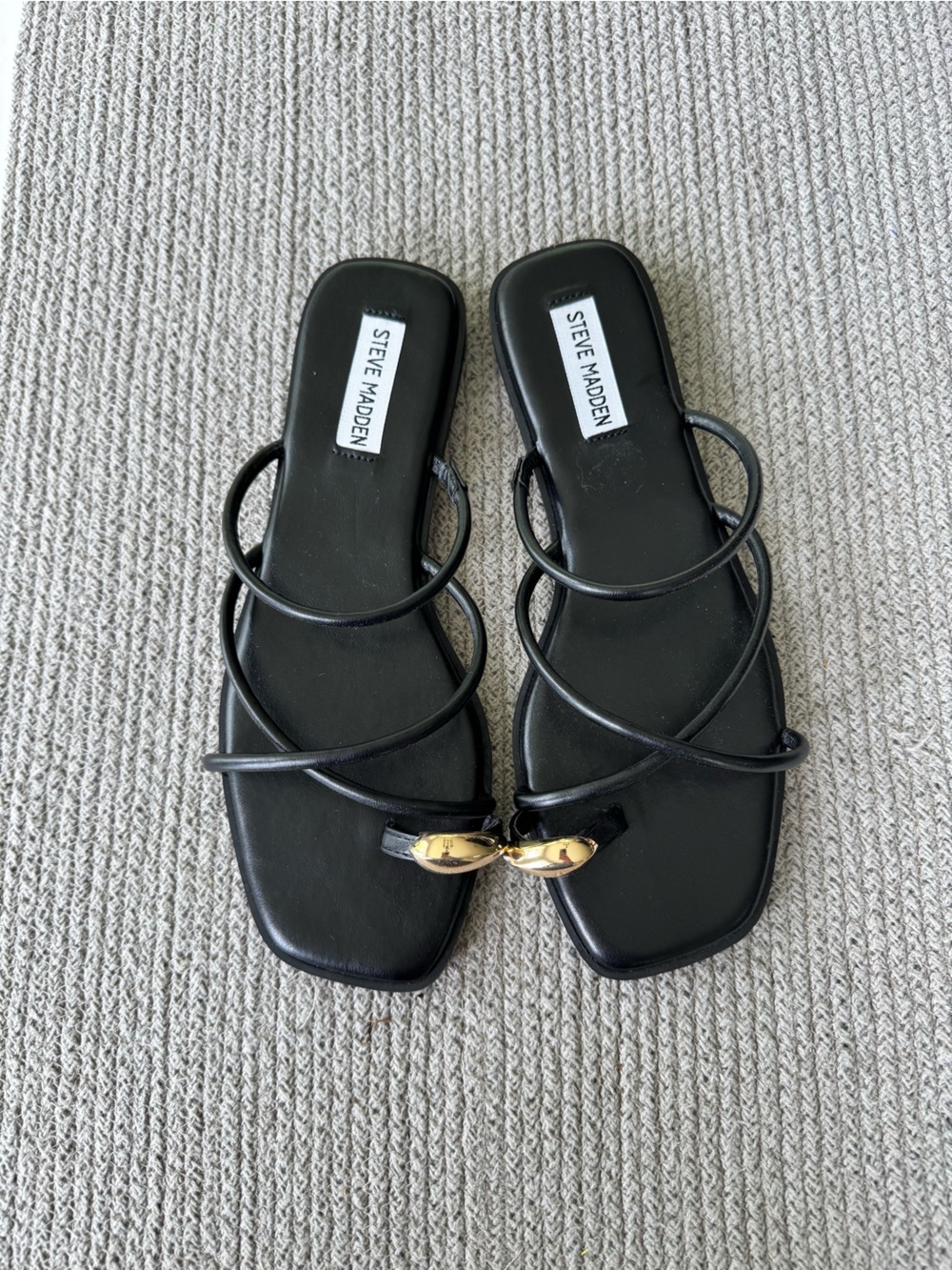 Steve Madden Anine Black Gold Toe Ring Slides Sandals Size 8.5 - Picture 2 of 8